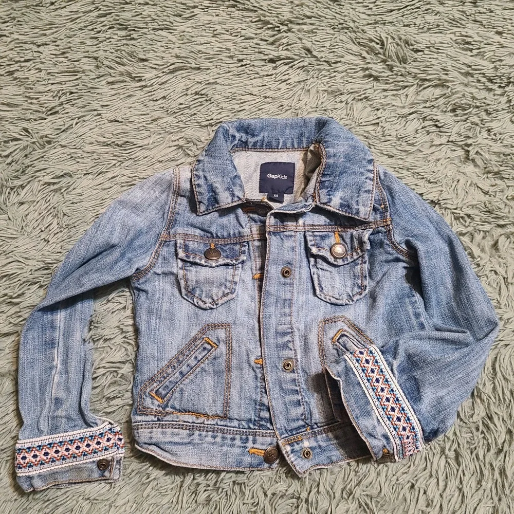 Gap Kids Light Denim Jean Jacket XS 4/5 Boho Embellished Cuffs Pockets‎ Snaps